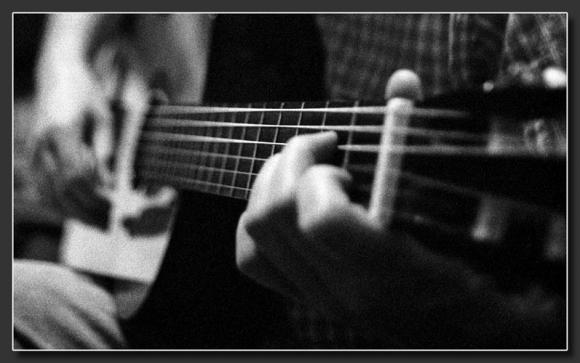 http://rue-des-etoiles.cowblog.fr/images/guitarenoiretblanc.jpg